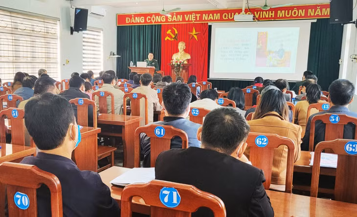 Lãnh đạo Đồn biên phòng cửa khẩu cảng Hòn Gai giới thiệu những nội dung cơ bản của Luật Biên phòng. 