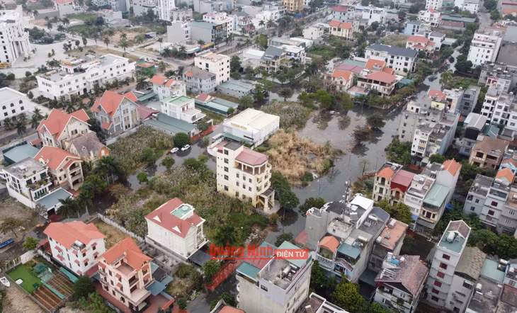Nước biển dâng đã gây ngập lụt một số tuyến đường khu 5, khu 6, phường Yết Kiêu và khu 7, phường Cao Xanh, TP Hạ Long