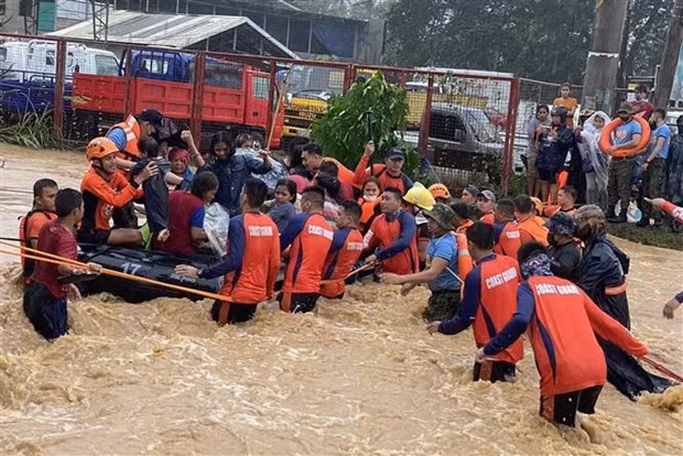 It nhat 12 nguoi thiet mang sau khi bao Rai do bo vao Philippines hinh anh 1