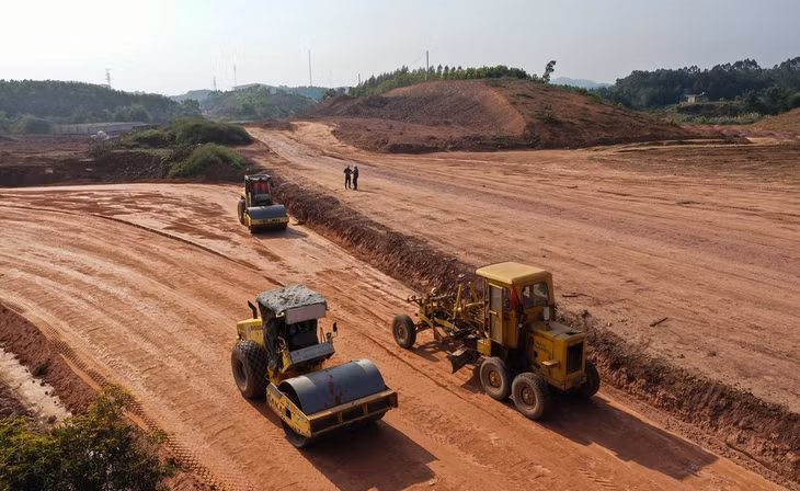 Hầu hết các dự án san lấp mặt bằng hiện nay sử dụng từ nguồn đất đồi. Trong ảnh: Thi công cao tốc Vân Đồn - Móng Cái.
