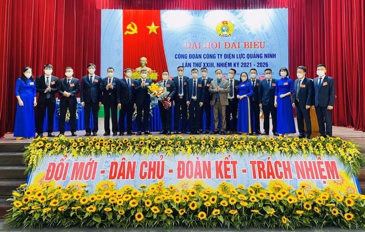 Ban Chấp hành Công đoàn Công ty Điện lực Quảng Ninh khóa XXIII, nhiệm kỳ 2021-2026 ra mắt tại Đại hội.