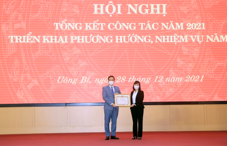 Đồng chí Trịnh Thị Minh Thanh, Phó Bí thư Tỉnh ủy, tặng Bằng khen của Ban Thường vụ Tỉnh ủy cho Văn phòng Thành ủy Uông Bí vì có thành tích xuất sắc trong công tác năm 2021.