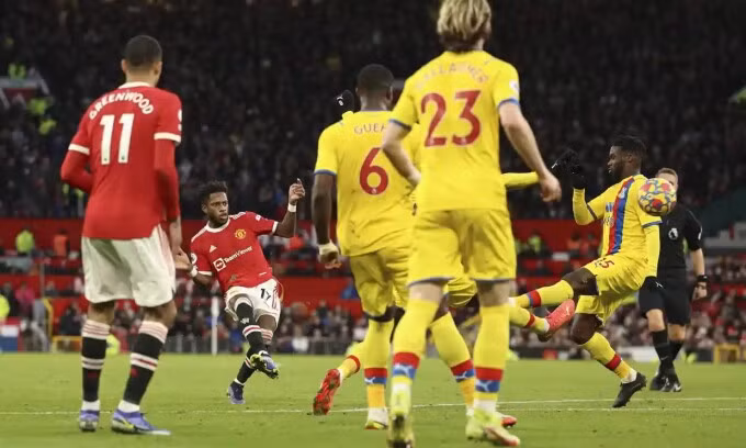 Fred ghi bàn duy nhất, giúp Man Utd hạ Crystal Palace 1-0 tại sân Old Trafford vào tối 5/12. Ảnh: REX.