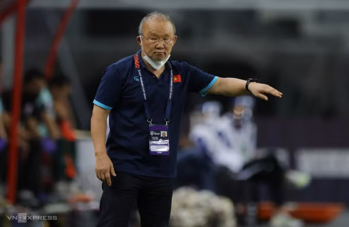 HLV Park Hang-seo chỉ đạo trong trận hòa 0-0 ở bán kết lượt về AFF Cup 2020 với Thái Lan ngày 26/12. Ảnh:Leo Shangwei