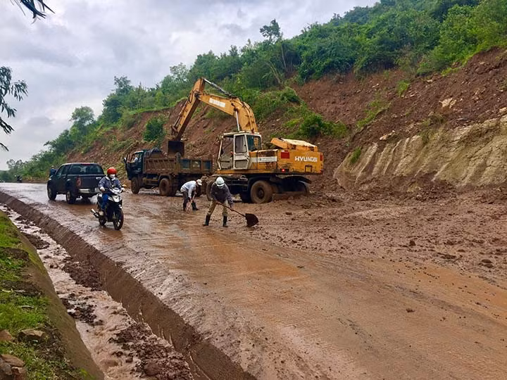 Khắc phục sạt lở trên tuyến ĐT643 tại Km3+100.