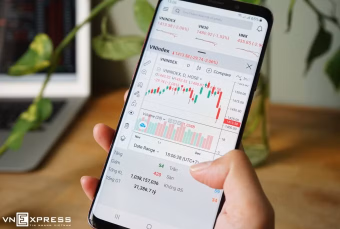 VN-Index rơi thẳng đứng đầu phiên chiều 6/12. Ảnh: Phương Đông