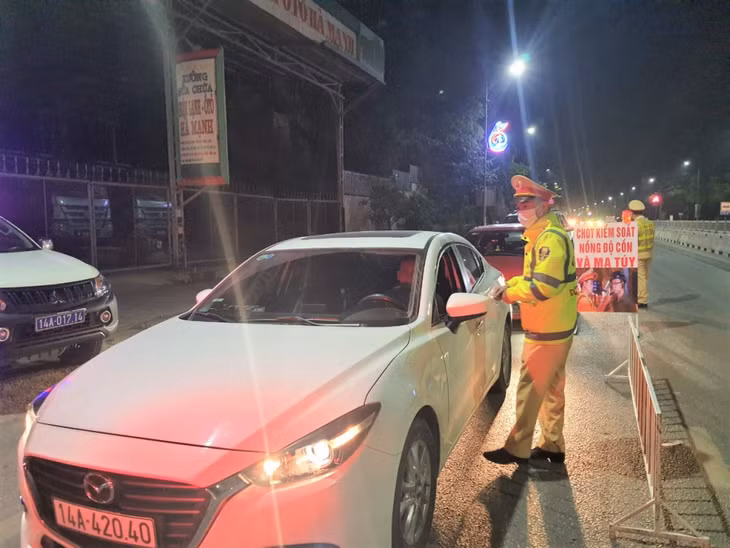 23h ngày 4/12/2021, Đội CSGT số 2, Phòng CSGT Đường bộ - Đường sắt, Công an tỉnh kiểm tra xử lý vi phạm nồng độ cồn trên QL 18A