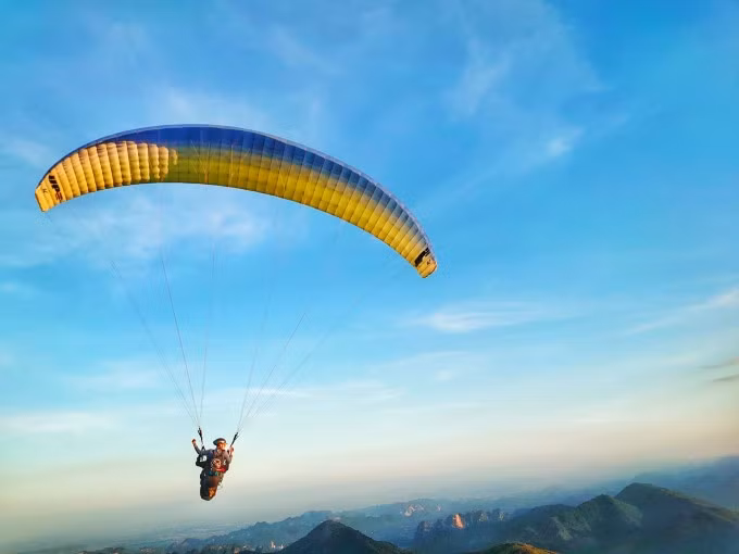 Trên thực tế, dù lượn đã phát triển ở Hà Nội được gần 10 năm, và bắt đầu trở thành xu hướng trong 3-4 năm trở lại. Đến khi bộ phim Hạ cánh nơi anh phát sóng, trải nghiệm ngoài trời này càng được nhiều người biết đến rộng rãi hơn. Ảnh: NVCC