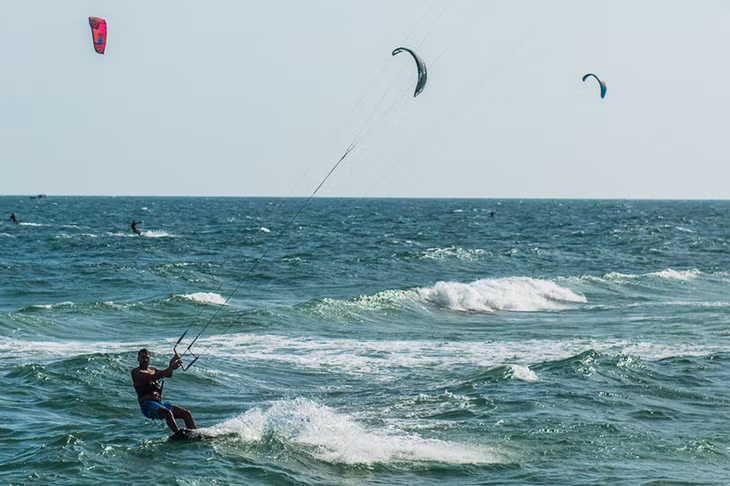 Mũi Né từng được CNN gọi là "thánh địa" lướt ván diều của Đông Nam Á (Ảnh: VietnamTourism)