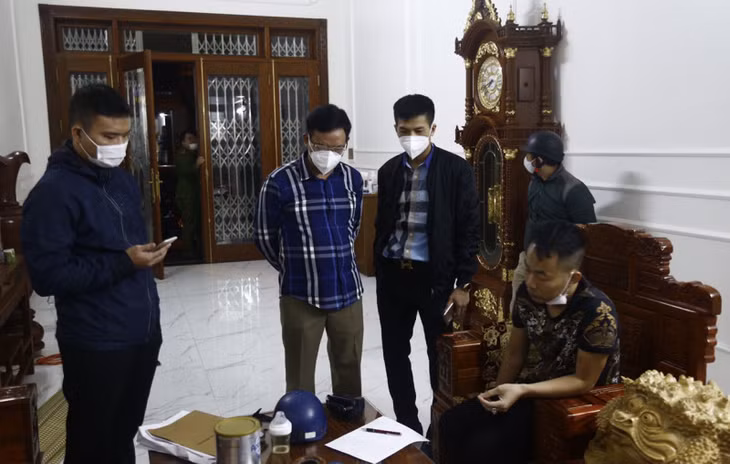 Khám nhà đối tượng cờ bạc.