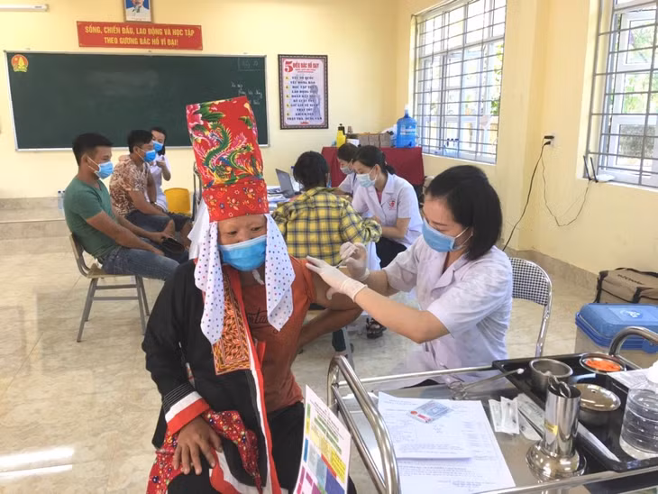 Chiến dịch tiêm chủng diện rộng mũi 3 tổ chức tiêm cho người dân xã Quảng Sơn (huyện Hải Hà).