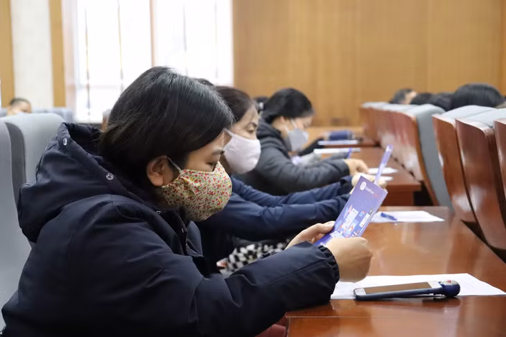 Các hộ, cá nhân kinh doanh tham gia lớp tập huấn tại Cục Thuế tỉnh Quảng Ninh.