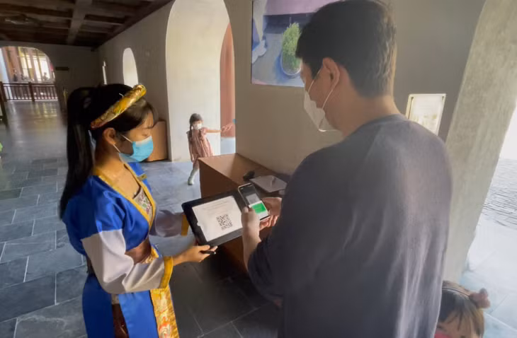 Du khách quét mã QR tại khu di tích danh thắng Yên Tử.