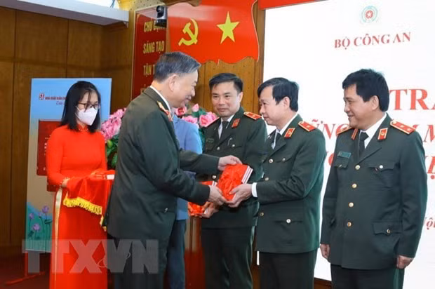 Nhung diem moi ve an ninh quoc gia qua cuon sach cua Bo truong Cong an hinh anh 1