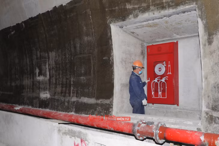 Các thiết bị an toàn như hệ thống chiếu sáng và phòng cháy chữa cháy đang được tiến hành lắp đặt thử nghiệm.