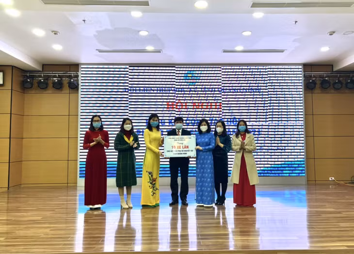 Đại diện Hội LHPN các địa phương nhận quà tặng là xe lăn cho các chị em khuyết tật, do Giáo xứ Hòn Gai trao tặng.
