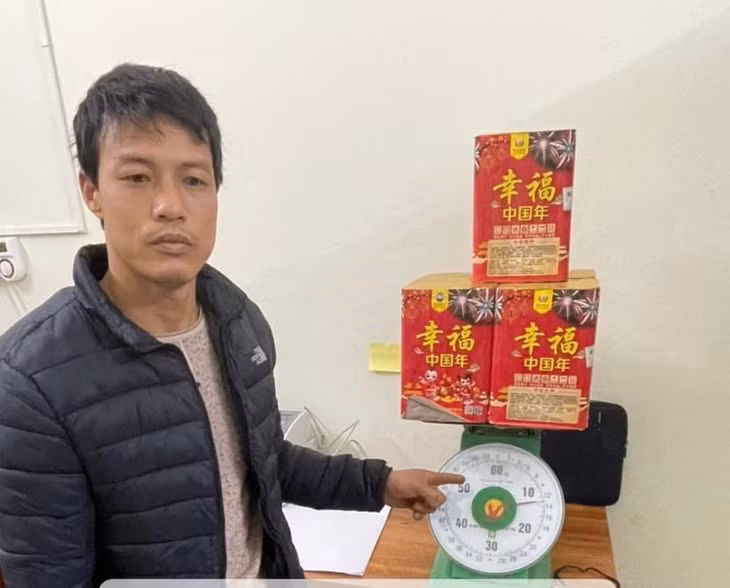 Đối tượng Nga cùng tang vật là 12,9kg pháo nổ tại Cơ quan công an. Ảnh: Công an TP Móng Cái