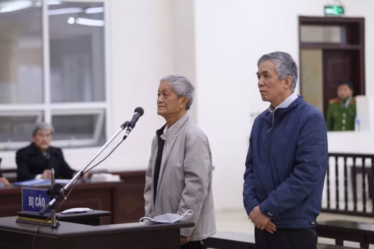 Hai bị cáo Khôi và Dũng tại phiên toà phúc thẩm.