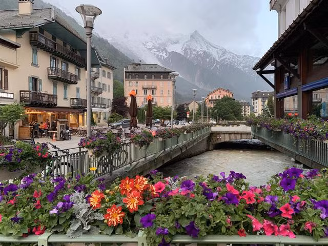 Thị trấn Chamonix còn được gọi là ''Thung lũng của ngàn ngôi nhà gỗ''. Trên các triền dốc, vài căn nhà gỗ thấp thoáng trong những đám mây mù, các trang trại mộc mạc và nhà kho có thể được tìm thấy trong đồng cỏ Alpine.