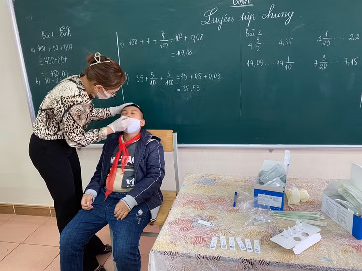 Giáo viên Trường Tiểu học Hạ Long (TP Hạ Long) test nhanh Covid-19 cho học sinh.