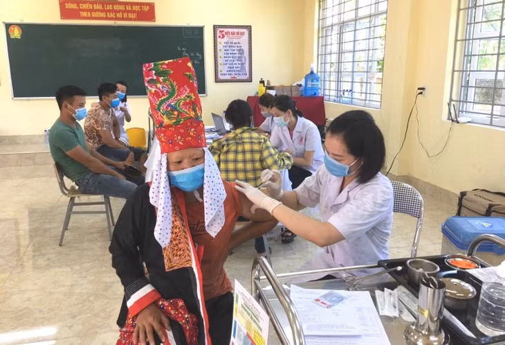 Người dân xã Quảng Sơn (huyện Hải Hà) được tiêm vắc-xin phòng Covid-19 mũi 3.
