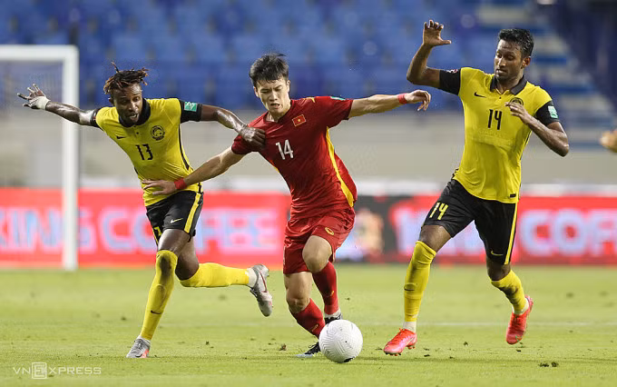 Việt Nam (đỏ) đánh bại Malaysia trong hai lần gần nhất gặp nhau, tại vòng loại World Cup 2022. Ảnh: Lâm Thoả