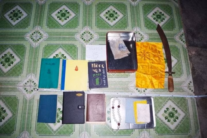 Các dụng cụ, tài liệu hành nghề của Liên. (Ảnh: B..Đ)