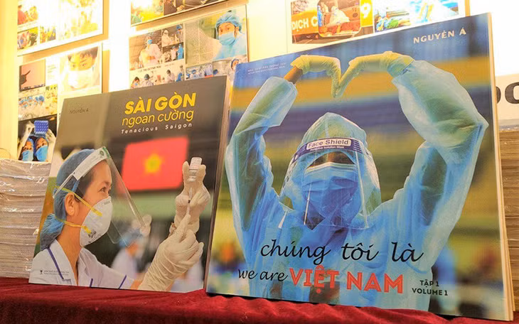 Hai cuốn sách ảnh "Chúng tôi là Việt Nam" và "Sài Gòn ngoan cường"của nghệ sĩ nhiếp ảnh Nguyễn Á.