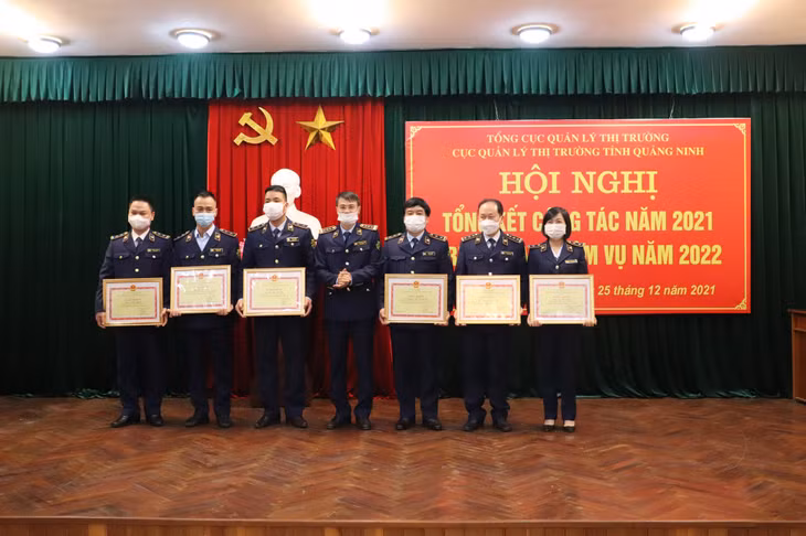 Nhân dịp này, nhiều tập thể, cá nhân cũng đã được Cục QLTT tỉnh tặng giấy khen vì có thành tích xuất sắc trong công tác QLTT 2021.