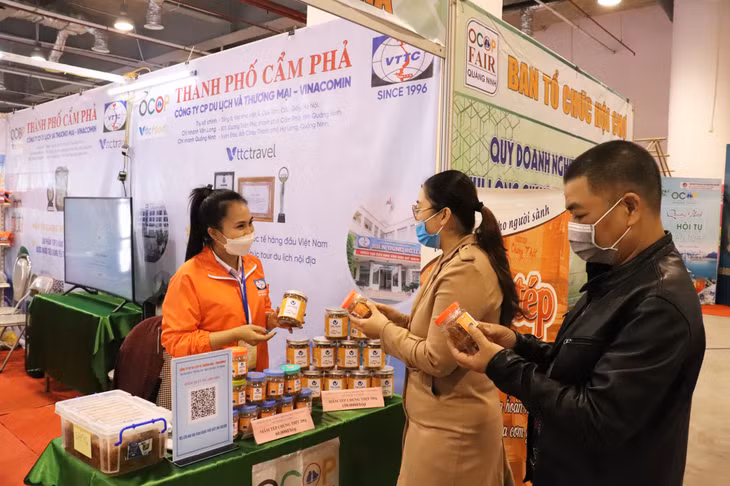 Mặc dù bị ảnh hưởng của dịch bệnh Covid-19, nhưng trong năm 2021, ngành Công Thương vẫn tổ chức được 12 chương trình xúc tiến thương mại. (Trong ảnh: Hội chợ OCOP Quảng Ninh 2021 được diễn ra từ ngày 26/11 đến ngày 2/12/2021, doanh thu đạt trên 4,3 tỷ đồng).