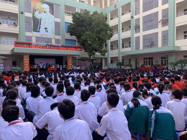 Ban ATGT tỉnh tuyên truyền pháp luật giao thông tại Trường THCS Trọng Điểm (TP Hạ Long).