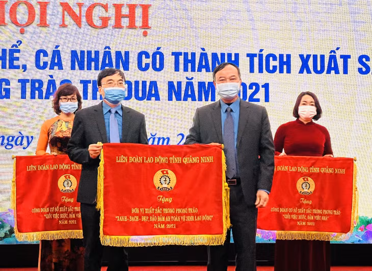 LĐLĐ tỉnh tặng cờ thi đua cho các tập thể.