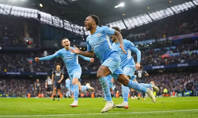 Sterling chia vui với đồng đội sau khi ghi bàn thứ 100 tại Ngoại hạng Anh. Ảnh: Man City FC.