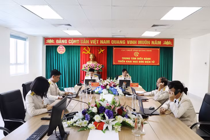 Cán bộ Trung tâm điều hành triển khai HĐĐT Cục Thuế tỉnh giải đáp thắc mắc của người nộp thuế qua số điện thoại đường dây nóng.