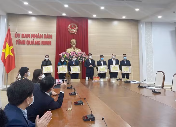 Đồng chí Phạm Văn Thành, Phó Chủ tịch UBND tỉnh trao tặng bằng khen cho các cá nhân có thành tích xuất sắc trong chương trình xây dựng nông thôn mới năm 2021.