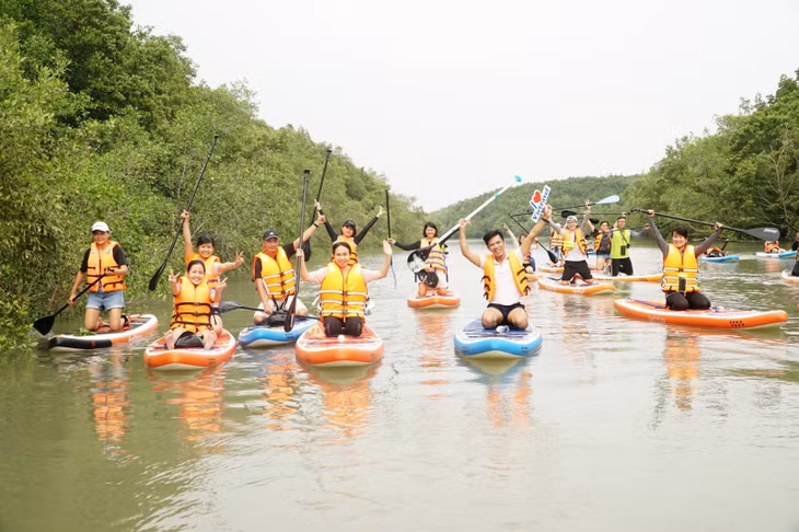 Du khách TP Hồ Chí Minh trải nghiệm tour du lịch mới tại huyện Cần Giờ.