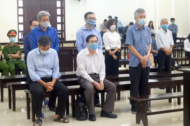 Ông Vũ Huy Hoàng (áo trắng, ngồi ghế) và các bị cáo tại phiên sơ thẩm cuối tháng 4. Ảnh: N.H.