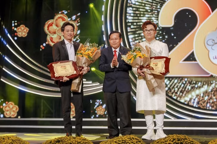 Hoài Linh và Đại Nghĩa được vinh danh giải "Nghệ sĩ vì cộng đồng" trong mùa Mai Vàng 2020.