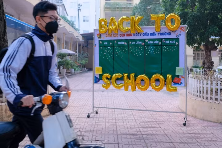 Học sinh trường THPT Việt Đức đi học ngày 6/12. (Ảnh minh hoạ: Đ.H)