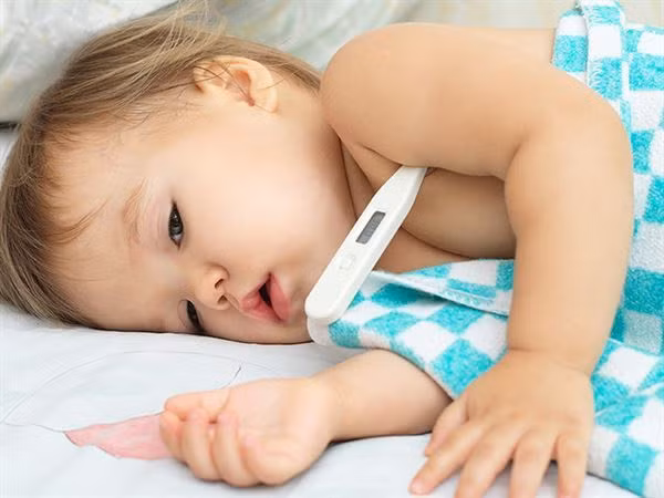 Khi trẻ bị viêm phổi cần theo dõi sát thân nhiệt để đề phòng biến chứng sốt cao co giật.