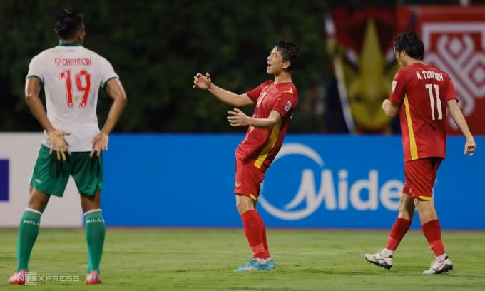 Văn Đức tiếc nuối sau pha dứt điểm ra ngoài ở hiệp hai. Ảnh: Leo Shengwei.