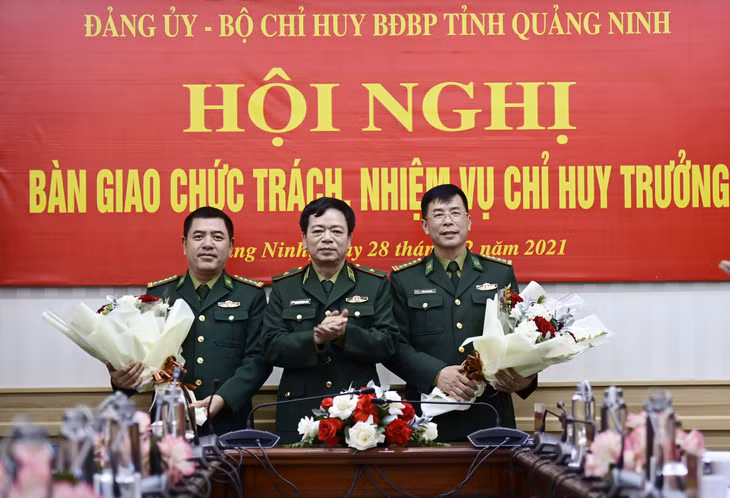 Thiếu tướng Nguyễn Văn Thiện, Phó tư lệnh BĐBP tặng hoa chúc mừng Đại tá Đặng Toàn Quân và Đại tá Nguyễn Văn Thiềm