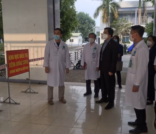 Đoàn công tác kiểm tra việc bảo đảm khả năng thu dung, điều trị, triển khai hướng dẫn chẩn đoán, điều trị và xét nghiệm SARS-CoV-2, bảo đảm thích ứng an toàn, linh hoạt, kiểm soát hiệu quả dịch COVID-19 tại hai viện: Thanh Nhàn và Gia Lâm. Ảnh: Lê Hảo