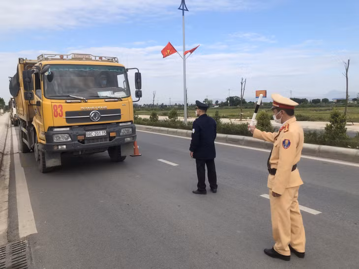 Lực lượng CSGT, Công an TX Quảng Yên phối hợp với Thanh tra giao thông tỉnh cân tải trọng phương tiện tại đường 338.