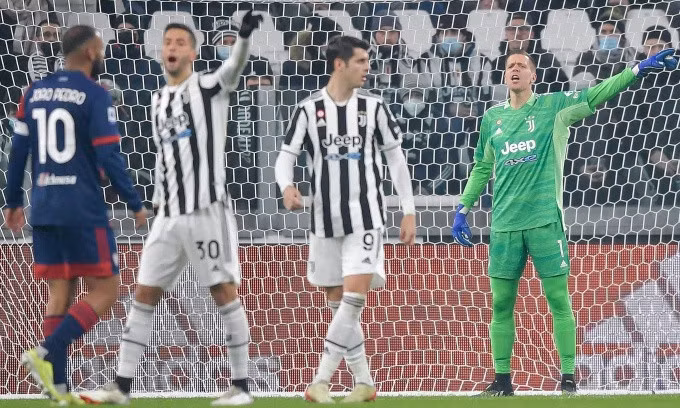Szczesny hò hét nhắc nhở các đồng đội Juventus cảnh giác sau khi anh bay người cứu thua bằng đầu ngón tay cú đánh đầu của Joao Pedro. Ảnh: Twitter / Juventus