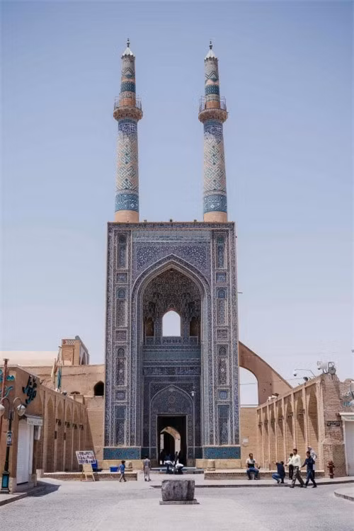 Tháp của Nhà thờ Hồi giáo Jāmeh là tháp cao nhất ở Iran với độ cao 52 mét. Nhà thờ Hồi giáo có niên đại từ thế kỷ 12 mặc dù phần lớn nó đã được xây dựng lại từ năm 1324 đến năm 1365.