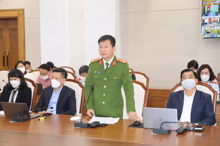 Lãnh đạo Công an tỉnh tham luận, làm rõ hơn về các nội dung liên quan đến công tác thanh tra, phòng chống tham nhũng, tiếp công dân, giải quyết khiếu nại, tố cáo, giải quyết các vụ án hành chính.