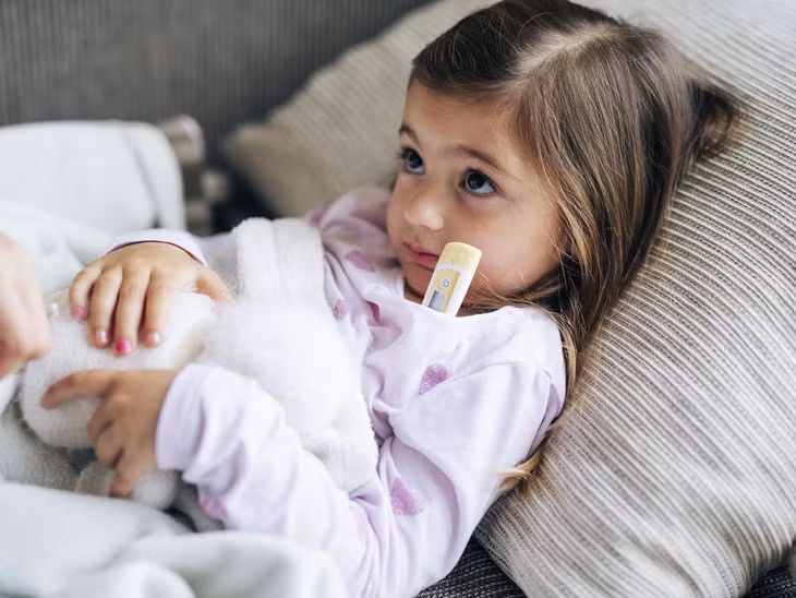Khi trẻ bị sốt trên 38,5 độ C phụ huynh nên cho bé uống thuốc hạ sốt (Ảnh: Internet)