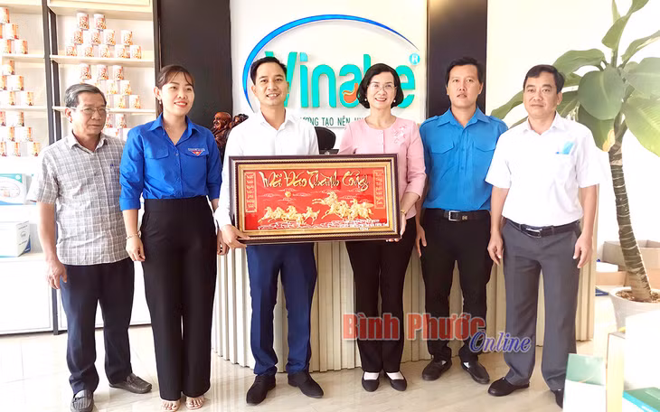 Cần có chính sách hỗ trợ phù hợp cho ngành, lĩnh vực ưu tiên như sản xuất, chế biến nông sản. Trong ảnh: Ủy viên Ban Thường vụ Tỉnh ủy, Phó chủ tịch UBND tỉnh Trần Tuyết Minh thăm mô hình khởi nghiệp Công ty TNHH Vinahe, thị xã Phước Long. Ảnh chụp trước ngày 27-4-2021