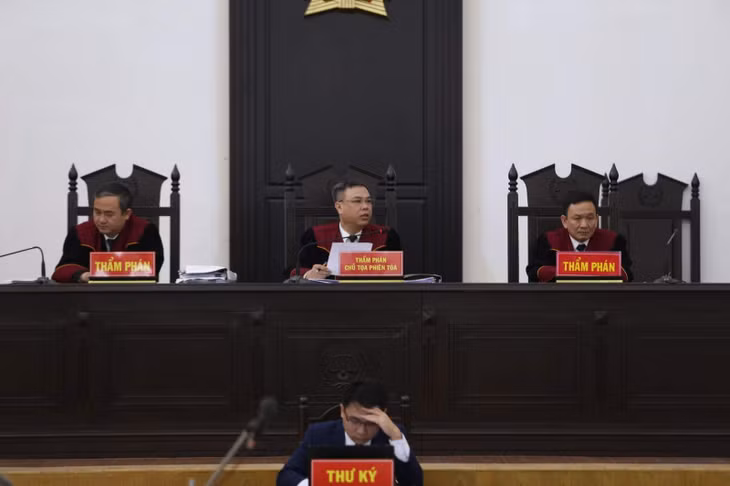 Hội đồng xét xử.